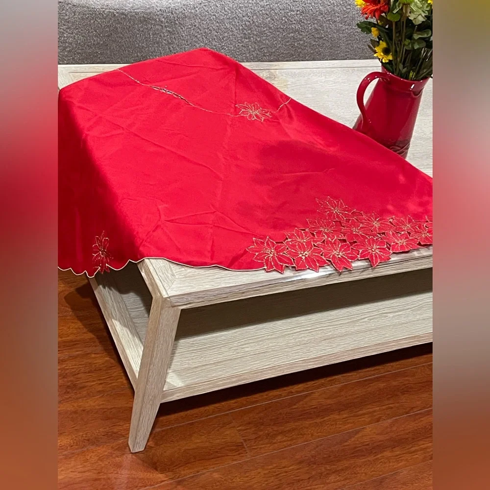 Poinsettia Cluster Round Red Tablecloth